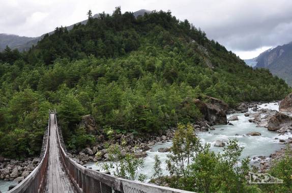 Enorme ponte pênsil em trilha no Parque Nacional Queulat, na Carretera Austral, no sul do Chile